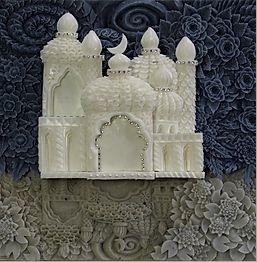 「千夜一夜物語のお城」藍色の花々と空、グレーには池にうつる様子、白でお城を彫りました。