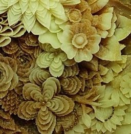 「眠り姫アップ」 白を覆った蔦が、100年の眠りから目覚めた様子を古めかしい石像のイメージで彫りました。