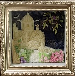 「エーゲ海」 紺のマルセイユ石鹸に空を、無色のマルセイユ石鹸にお城を彫りました。